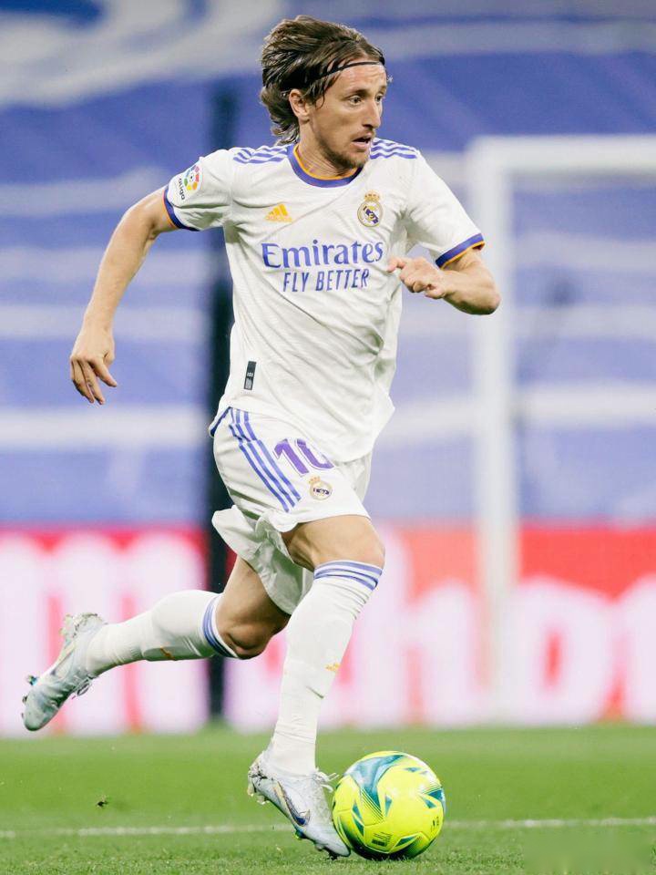 [国内足球]法比奥低射制造门前混乱 随后补射得手