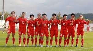 太倒霉了！罗学文球落水池长草地艰难找回 精彩救球上果岭